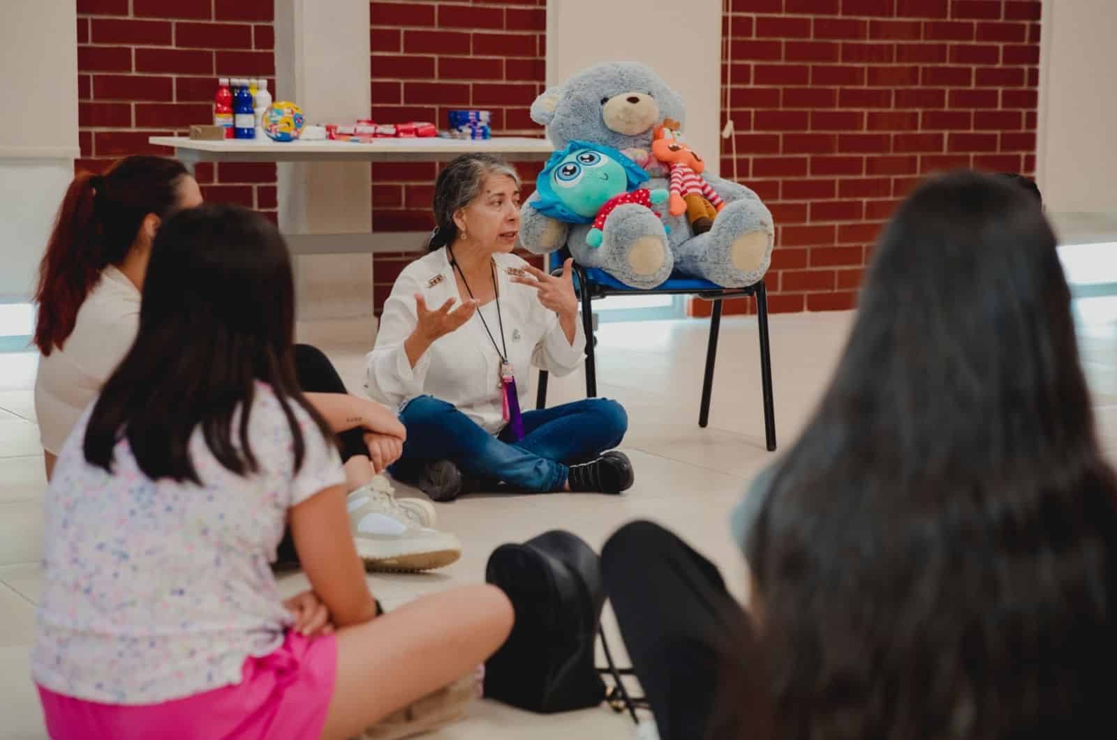 Niños y adolescentes en el taller “Dándole Sentido a mi Vida” del DIF Sinaloa