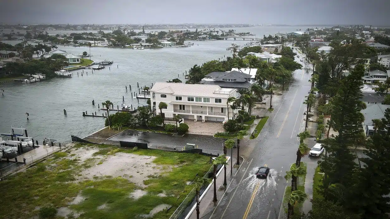 Debby deja cuatro fallecidos, múltiples apagones, retraso en vuelos y más