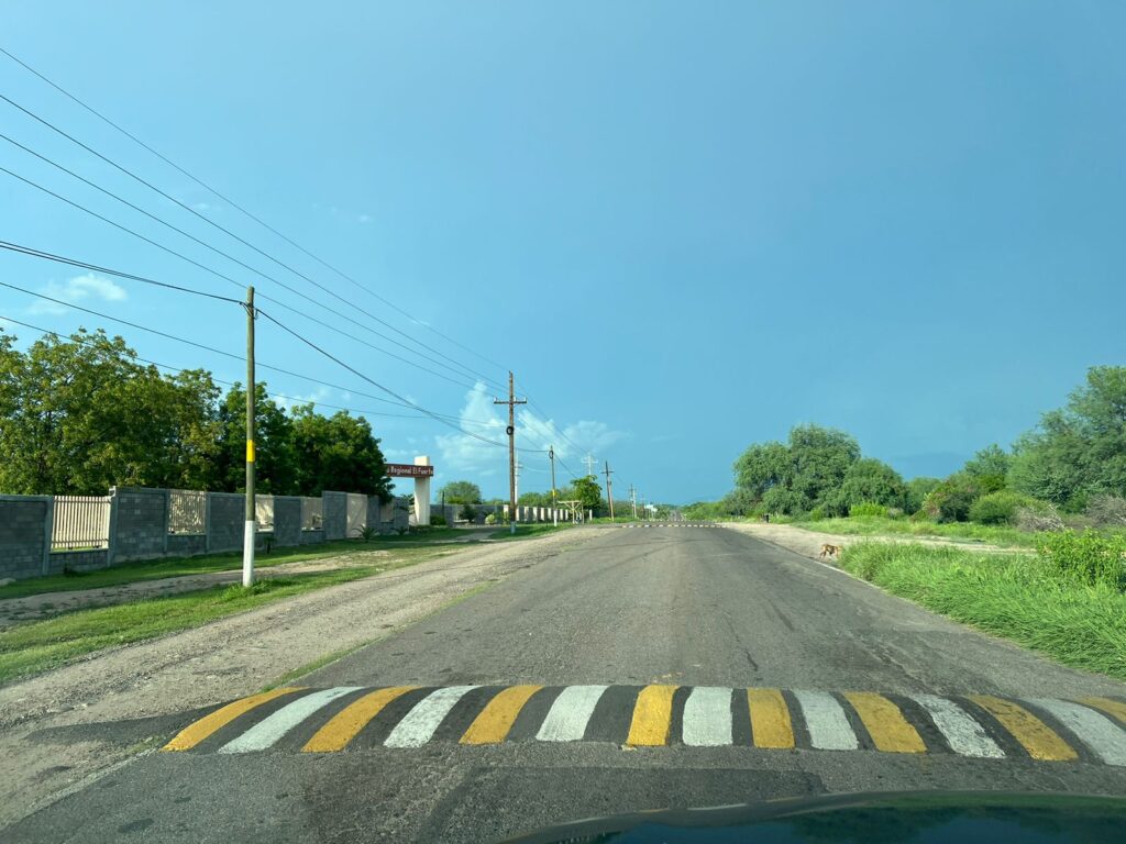 Denuncian que automovilistas evaden topes frente a la UAdeO El Fuerte