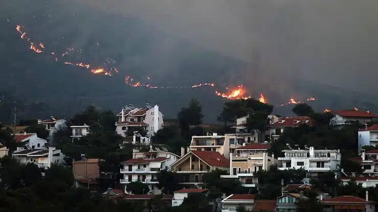 Desalojan a más de 35 mil personas por un gran incendio en la entrada de Atenas