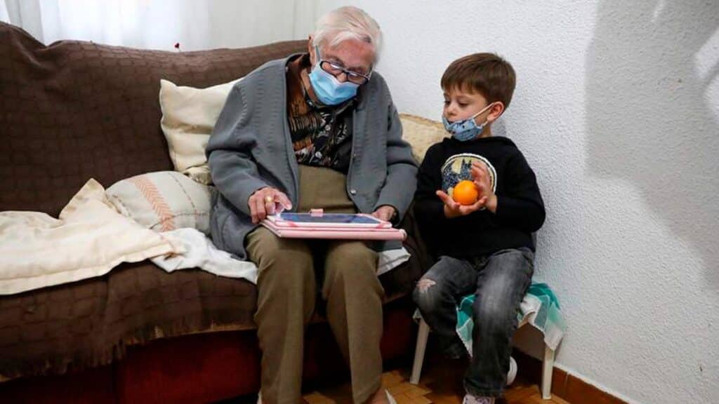 Abuela y su nieto día del abuelo