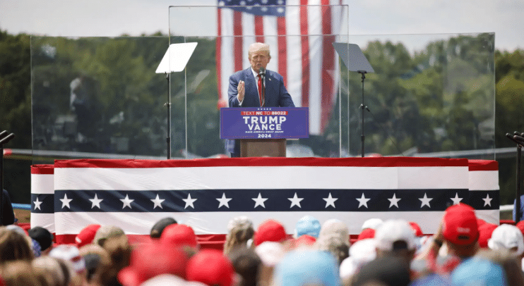 ¡Protegido por un vidrio blindado! Donald Trump realiza su primer mitin al aire libre tras atentado