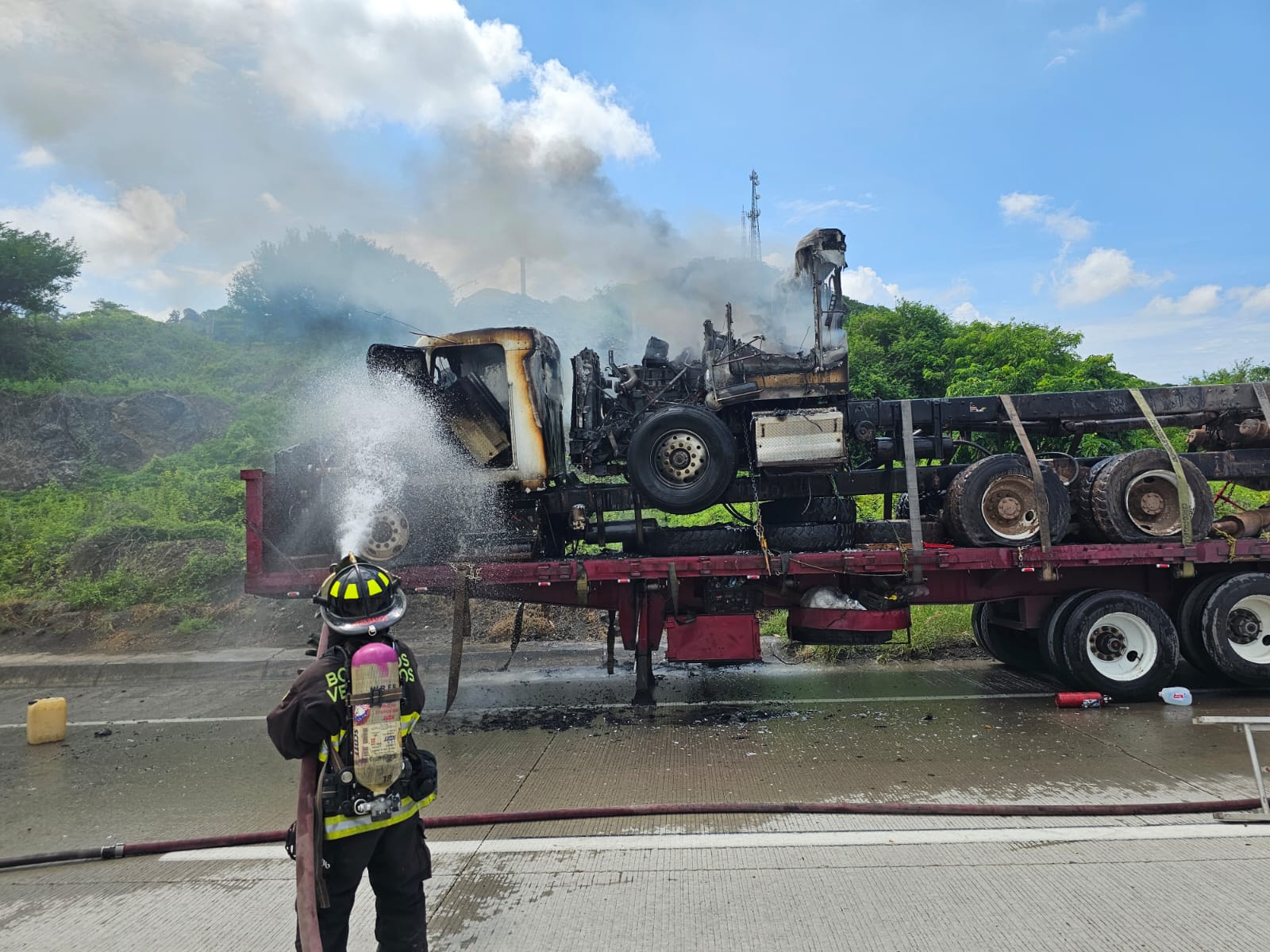 Dos tractocamiones fueron consumidos por el fuego por el carril del Libramiento Mazatlán