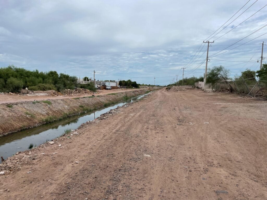 Camino de terracería del dren Juárez, el cual será pavimentado por las autoridades del gobierno del Estado de Sinaloa
