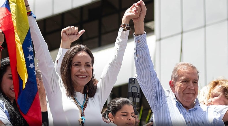 Edmundo González y María Corina Machado en un mitin electoral