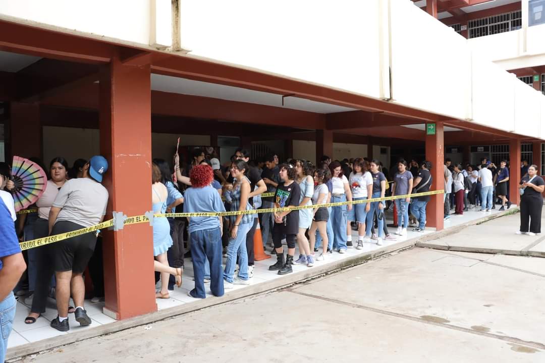 Comunidad universitaria ejerciendo su voto en las elecciones de la UAdeO