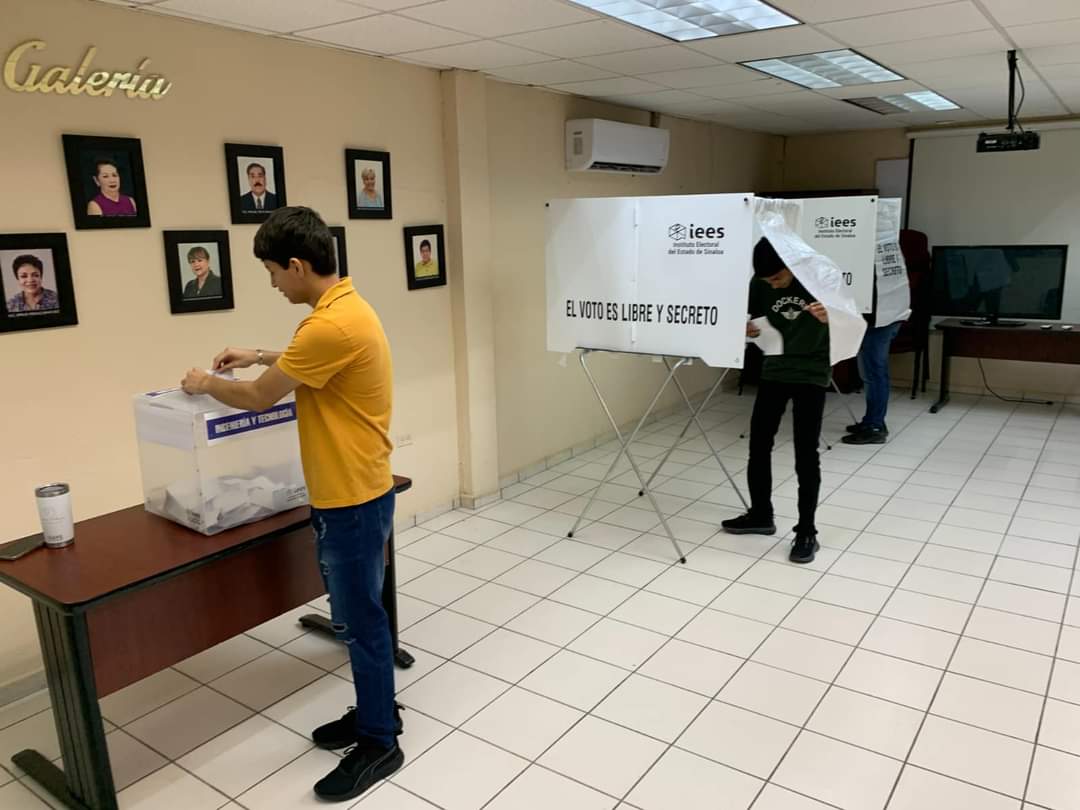 Comunidad universitaria ejerciendo su voto en las elecciones de la UAdeO