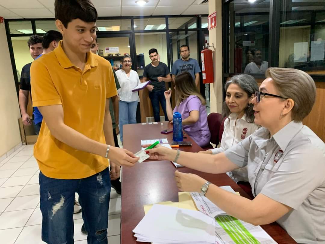 Comunidad universitaria ejerciendo su voto en las elecciones de la UAdeO