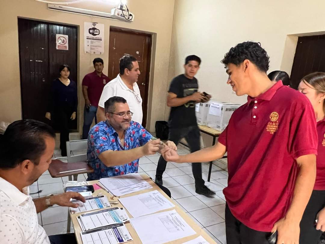 Comunidad universitaria ejerciendo su voto en las elecciones de la UAdeO