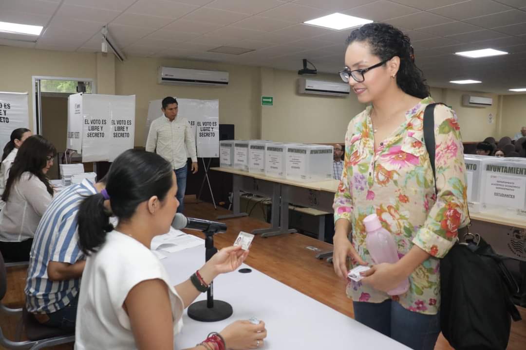 Comunidad universitaria ejerciendo su voto en las elecciones de la UAdeO