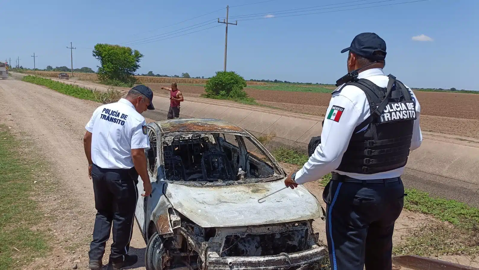 Encuentran automóvil calcinado en canal lateral de Humaya en Angostura