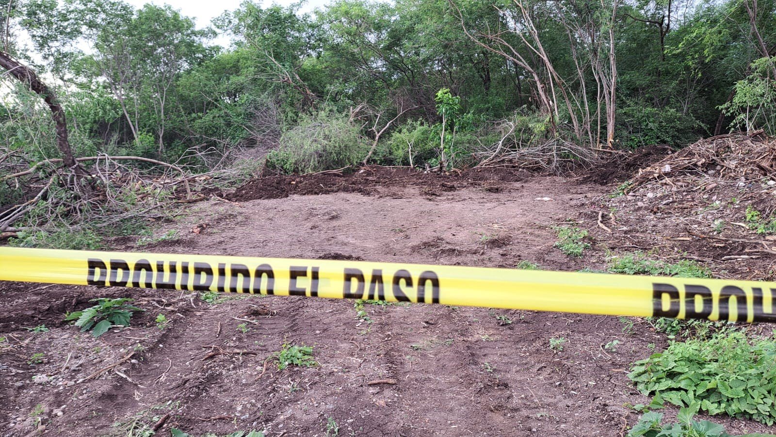 Encuentran osamenta enterrada junto a panteón Jardines del Humaya