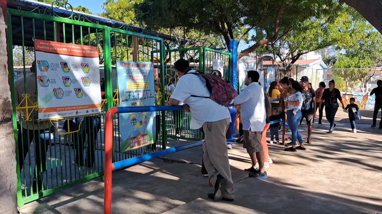 Padres de familia afuera de una escuela en Mazatlán