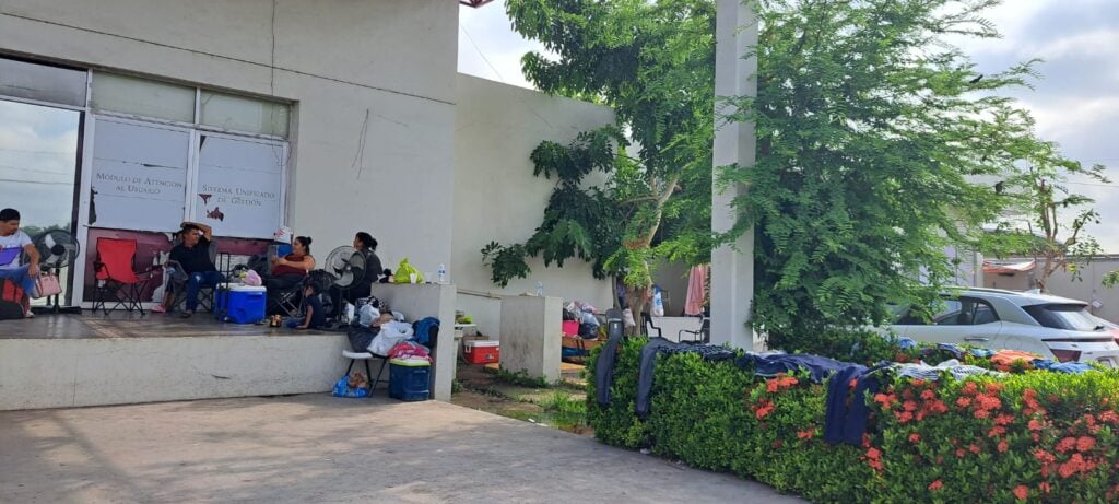 Familiares de pacientes del Hospital de la Mujer se quejan