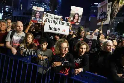 Familiares de rehenes secuestrados por Hamás bloquean autopista de Tel Aviv