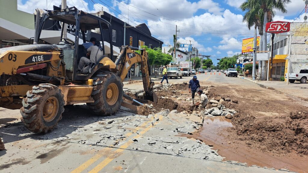 Fuga en toma de agua potable provoca hundimiento por la calle Cuauhtémoc en Guasave