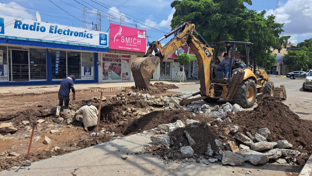 Fuga en toma de agua potable provoca hundimiento por la calle Cuauhtémoc en Guasave