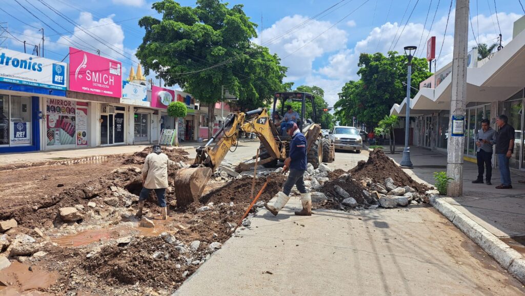 Fuga en toma de agua potable provoca hundimiento por la calle Cuauhtémoc en Guasave