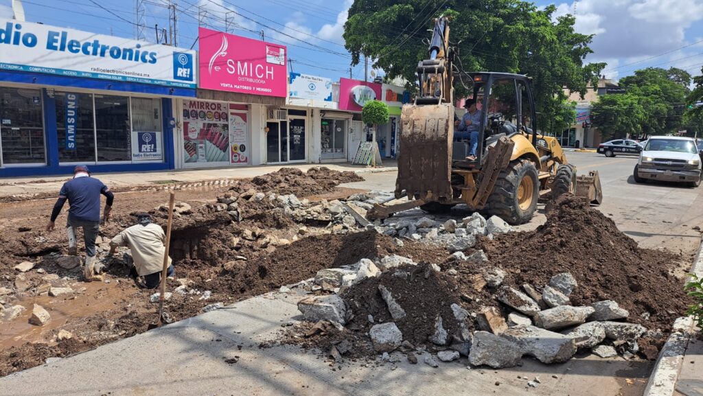 Fuga en toma de agua potable provoca hundimiento por la calle Cuauhtémoc en Guasave