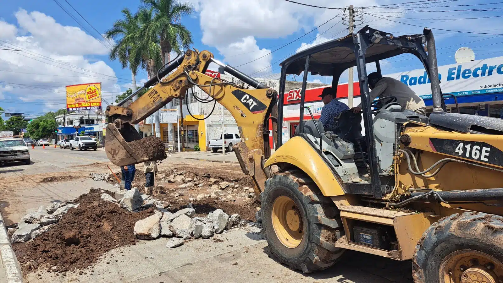 Fuga en toma de agua potable provoca hundimiento por la calle Cuauhtémoc en Guasave