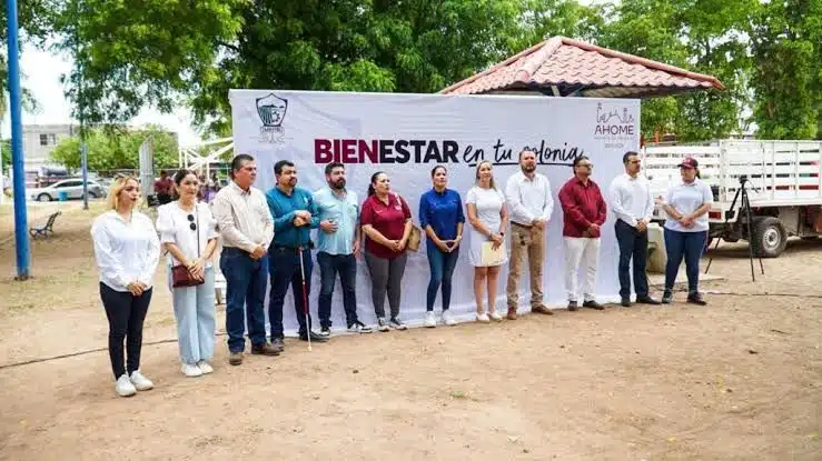 Funcionarios del Ayuntamiento de Ahome durante eventos de las Ferias del Bienestar que se realizan en comunidades rurales y colonias del municipio. Imágenes línea directa.