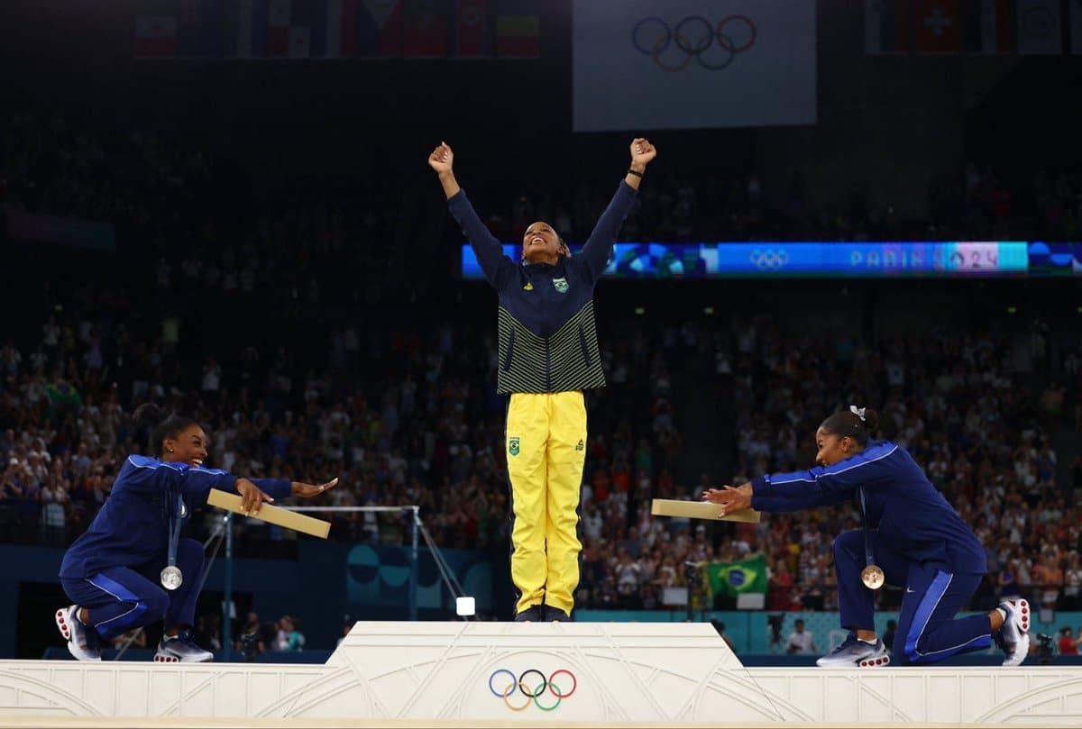 Rebeca Andrade, Simone Biles y jordan Chiles reverencia