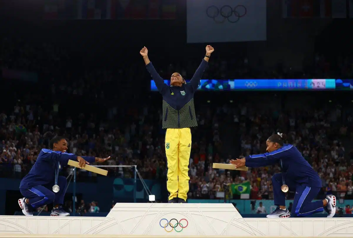 Rebeca Andrade, Simone Biles y jordan Chiles reverencia