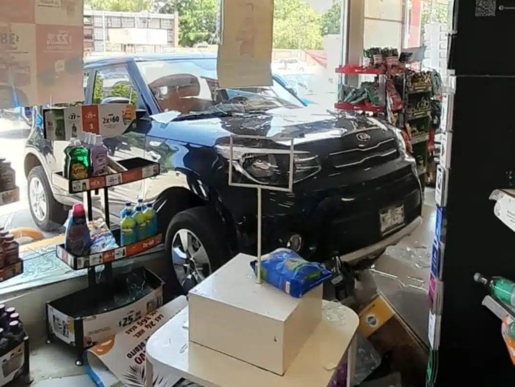 Gabriela quedó con todo y vagoneta en tienda de conveniencia en guasave