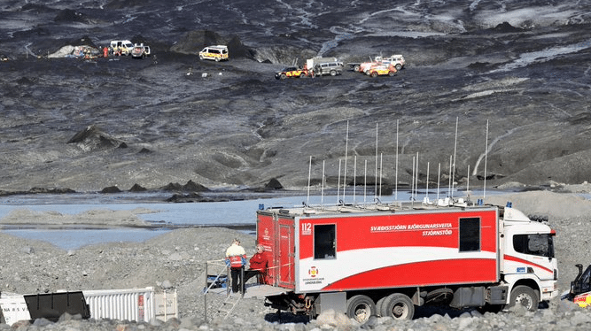 Un turista fallece y 2 más quedan desaparecidos tras colapso de una cueva en glaciar de Islandia