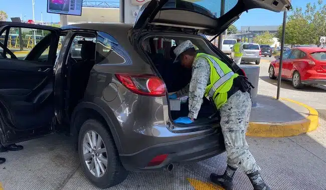 Guardia nacional revisando vehículo en garita aduanera de Tijuana
