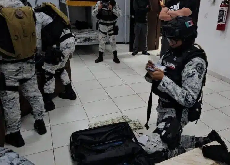 Guardias nacionales encuentran miles de dólares y armas en cuartel de Jalisco