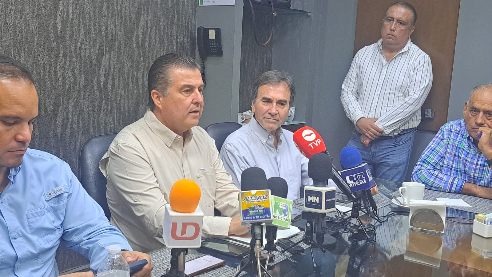 Héctor Flores Ibarra en rueda de prensa