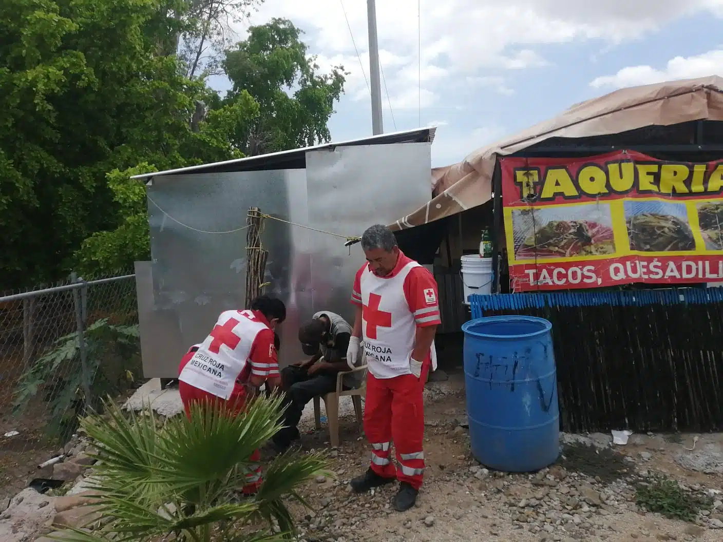 Paramédicos de Cruz Roja auxiliando al hombre lesionado