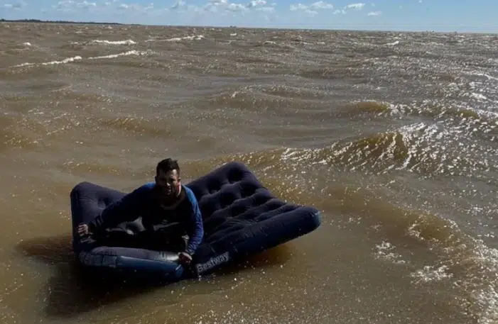 Argentina: Rescatan a hombre que intentó cruzar el Río de La Plata en un colchón inflable