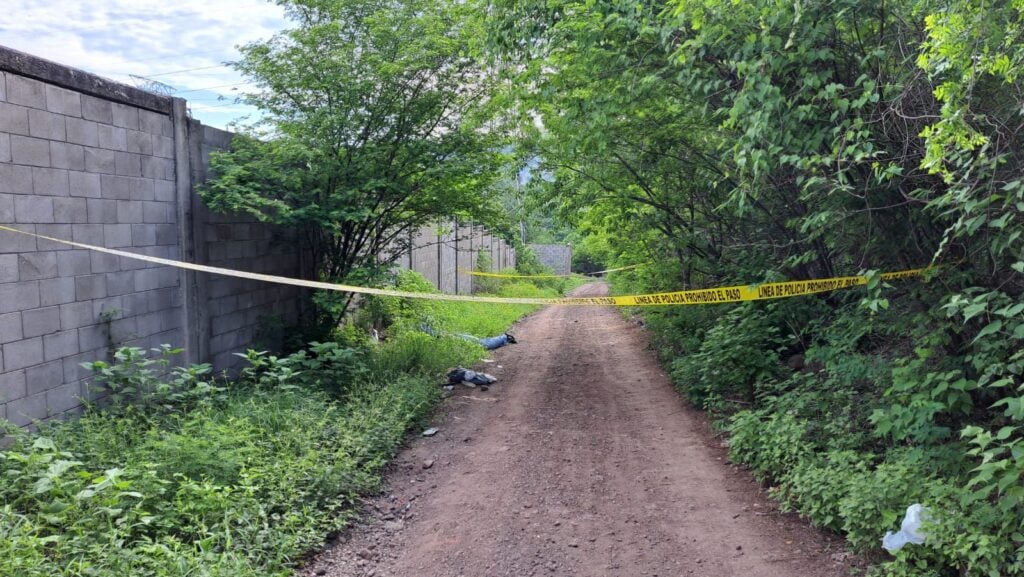 Hombre es hallado asesinado y envuelto en una sábana al sur de Culiacán