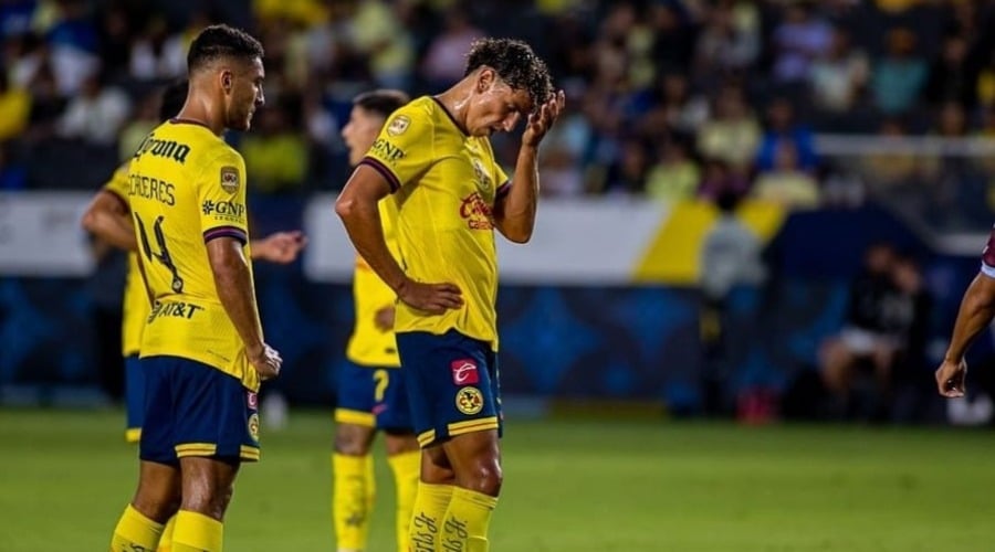 Igor Lichnovsky y jugadores del América