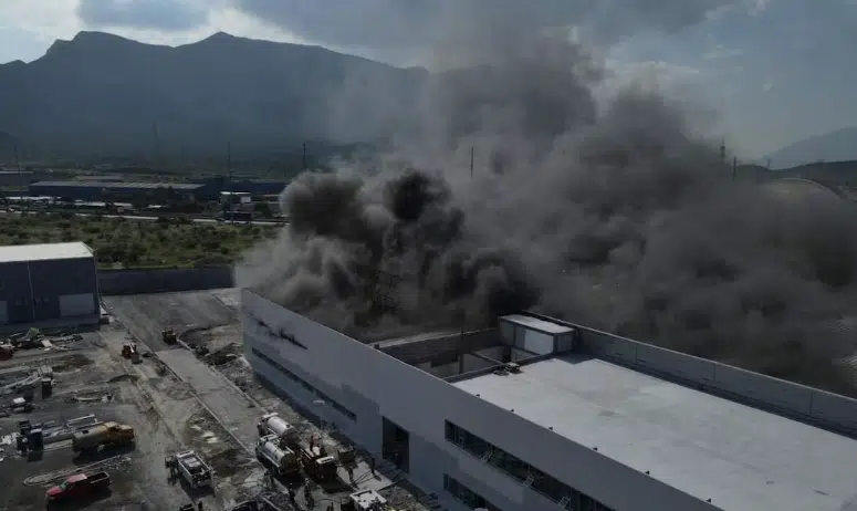 VIDEO: Aparatoso incendio provoca evacuación de 300 trabajadores en una fábrica de Nuevo León