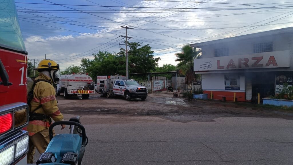 Incendio en tienda de materiales para la construcción moviliza a bomberos al norte de Culiacán