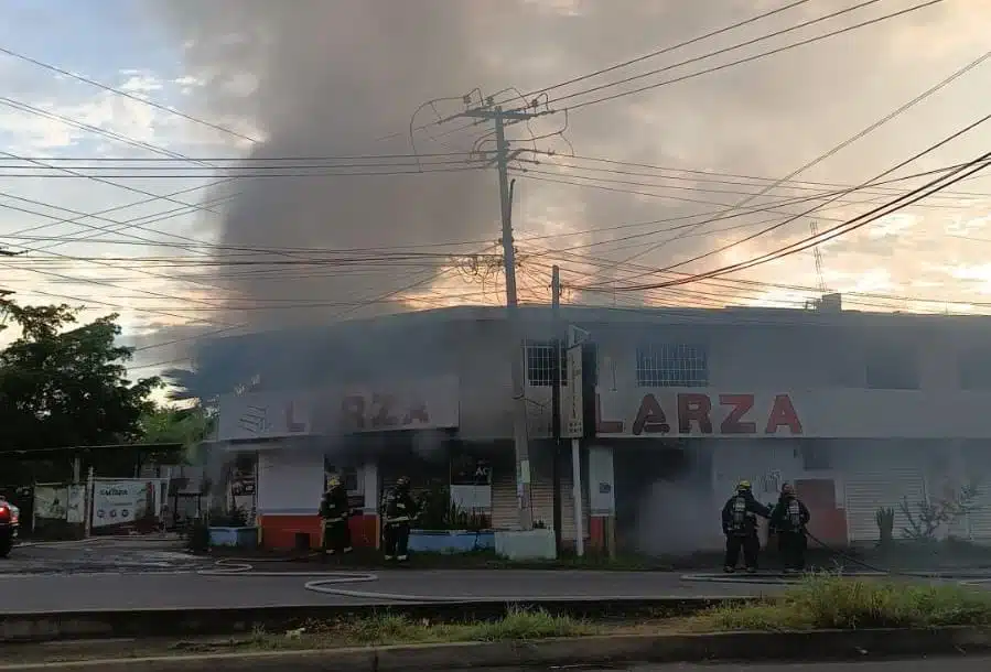 Incendio en tienda de materiales para la construcción moviliza a bomberos al norte de Culiacán