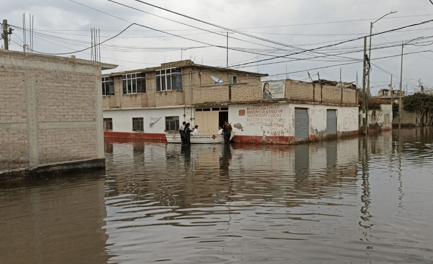 ¡Llevan días inundados! Nivel del agua alcanza hasta el metro y medio en Chalco, Edomex