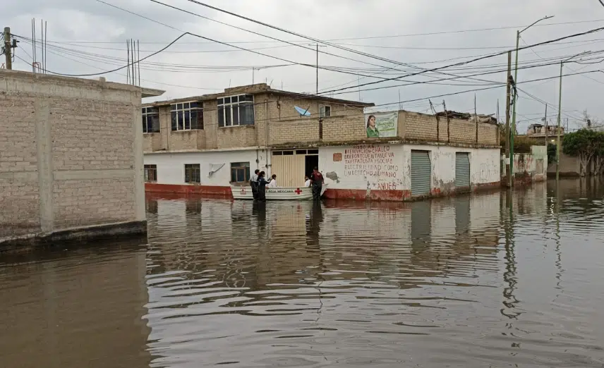 ¡Llevan días inundados! Nivel del agua alcanza hasta el metro y medio en Chalco, Edomex