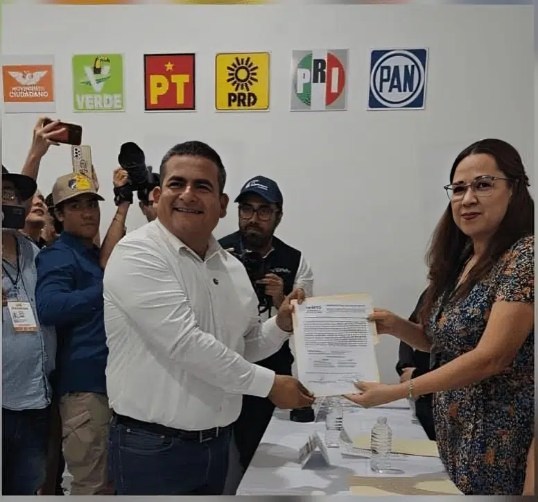 Jorge Bojórquez recibiendo constancia