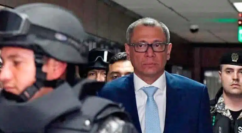 Jorge Glas custiodado por la policía de Ecuador