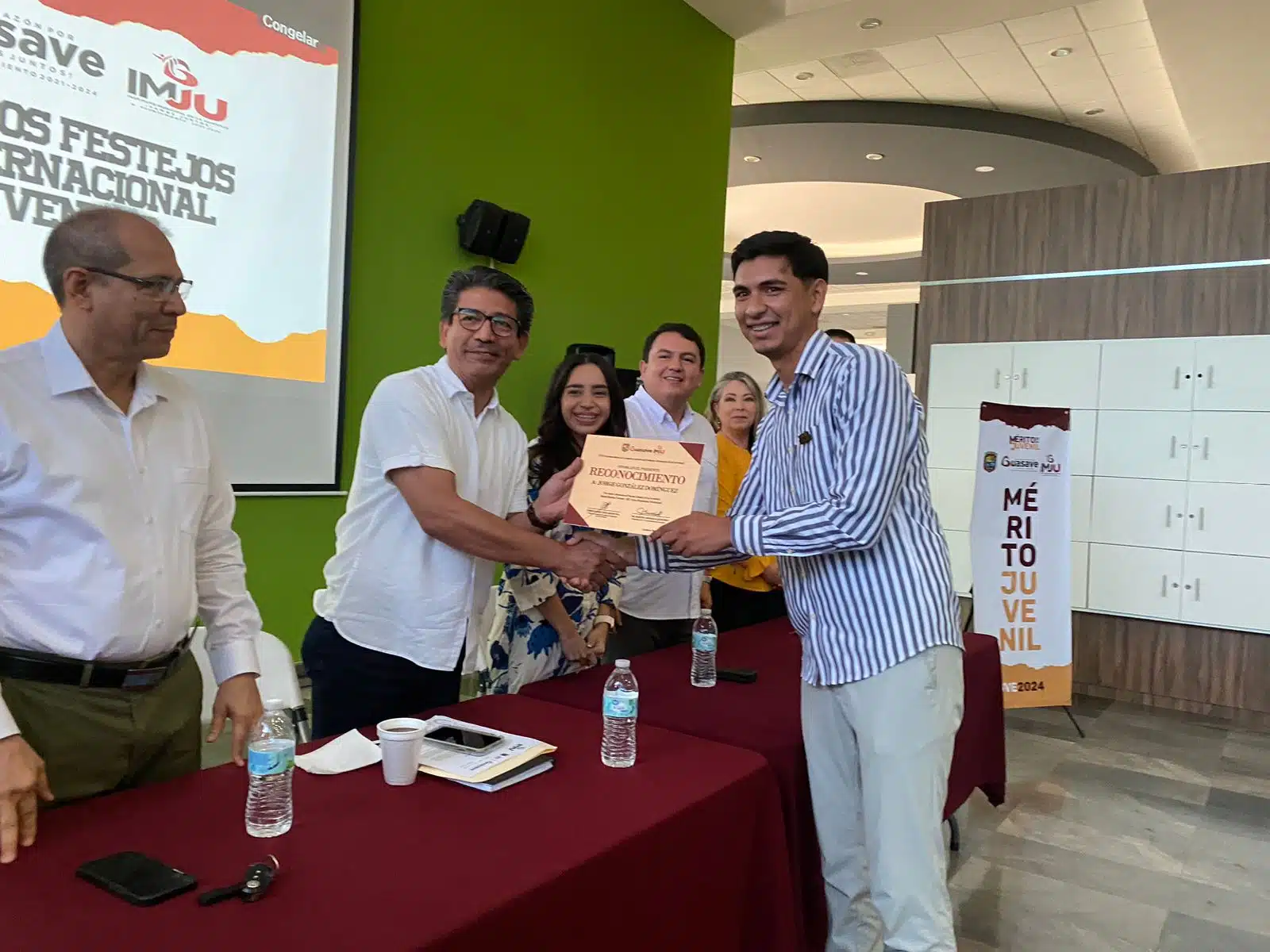 Jorge González Domínguez recibiendo su reconocimiento por ser galardonado con el Premio Estatal de la Juventud Rafael Buelna Tenorio 100 años