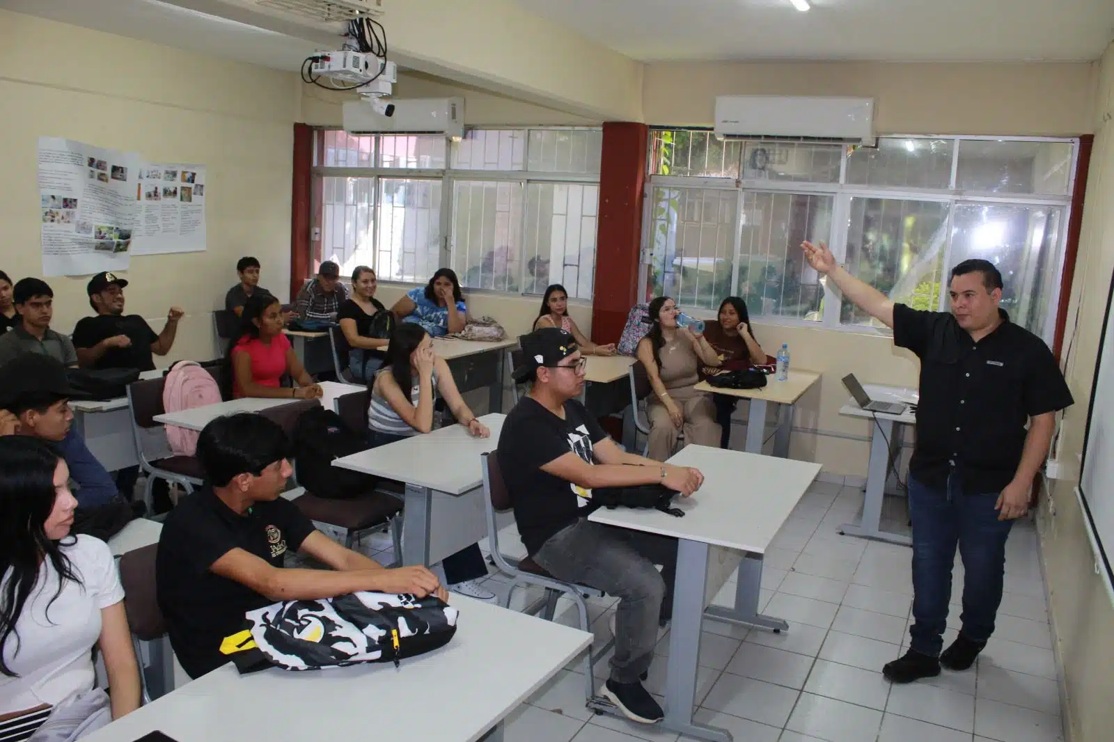 Jovenes universitarios en Guasave inciian curso de inducción la Universidad Autónoma de Occidente