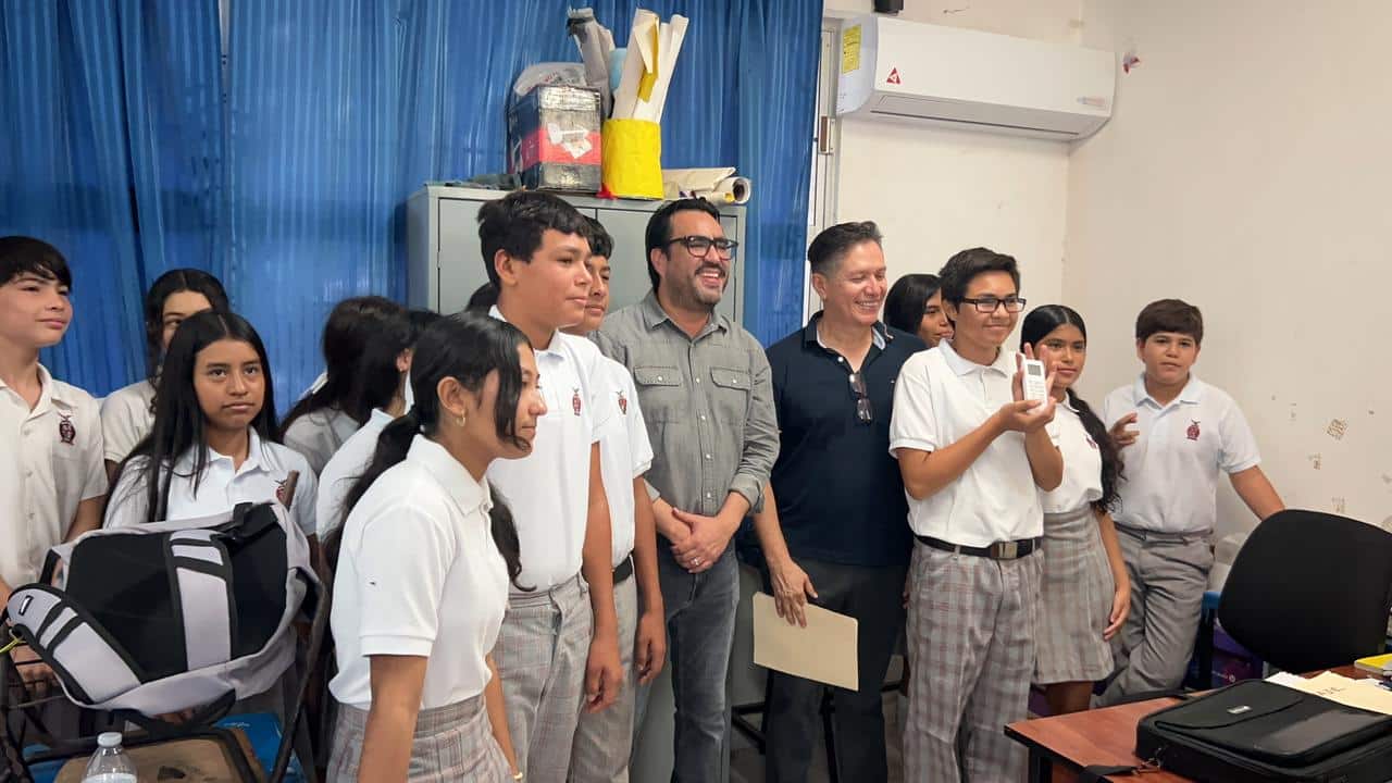 Juan de Dios Gámez entrega aires acondicionados en telesecundaria de Bachigualatito