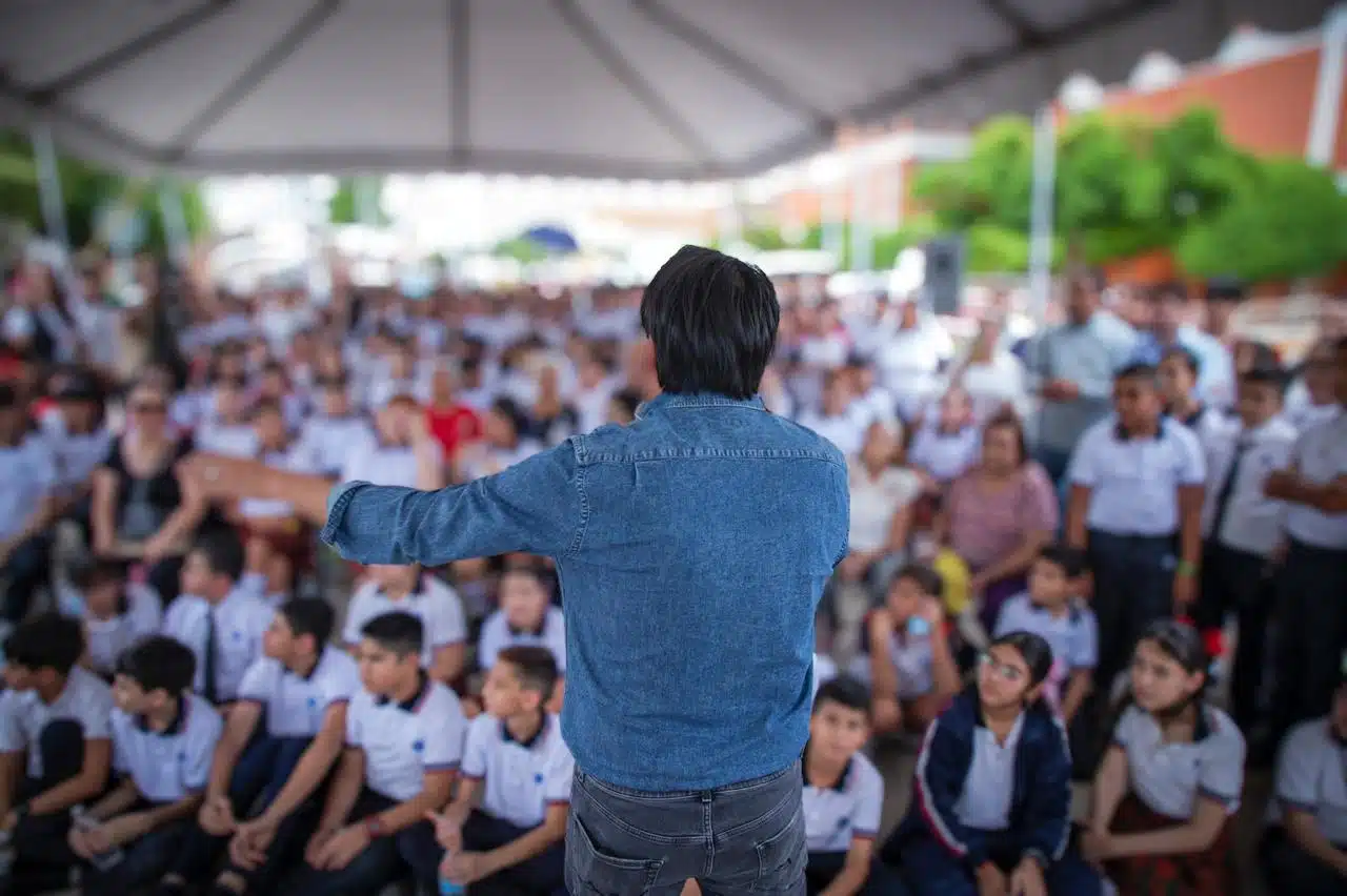 Juan de Dios Gámez Mendívil y alumnos