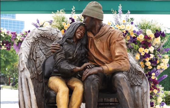 ¡Para la eternidad! Los Lakers develan emotiva estatua de Kobe Bryant y su hija Gianna