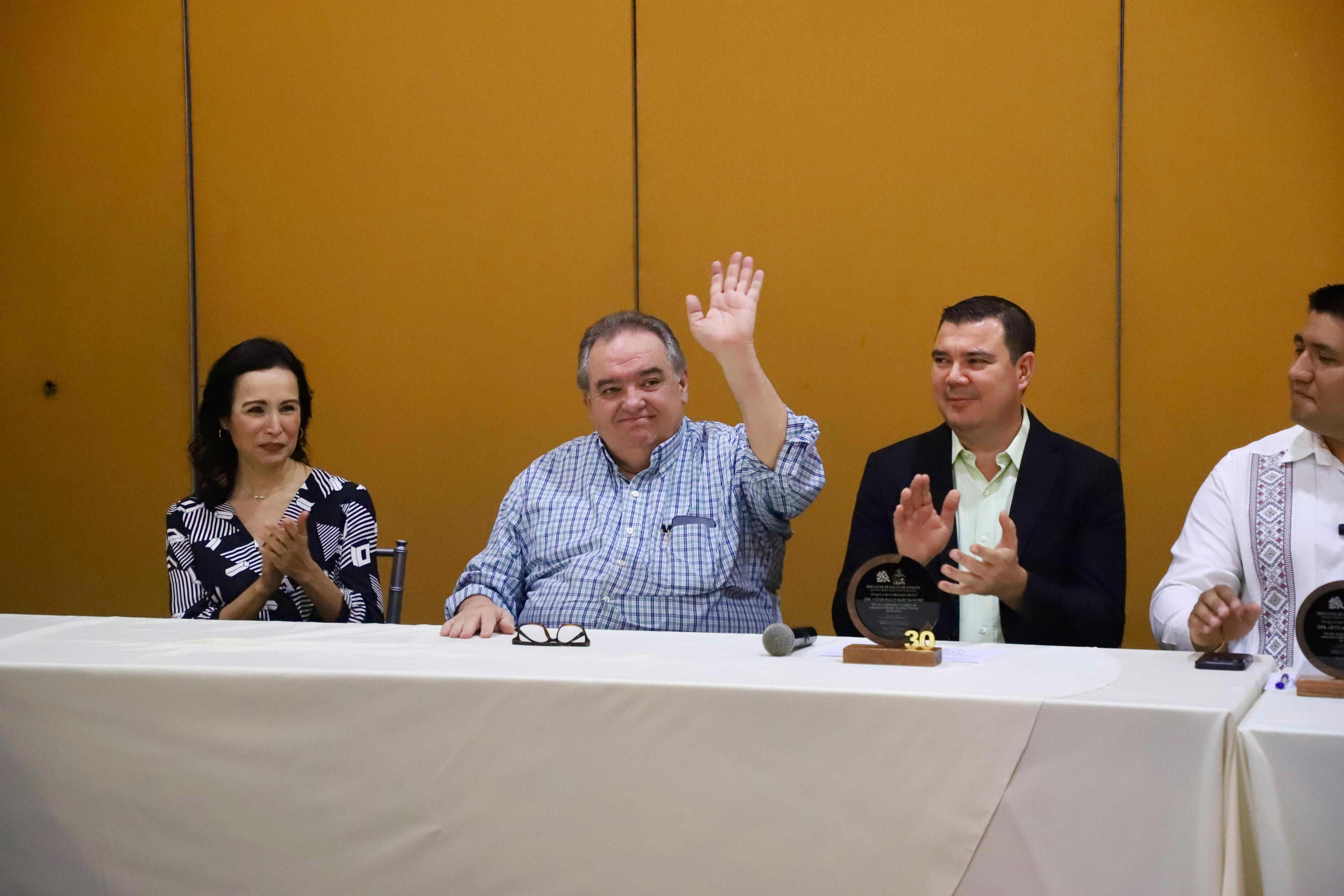 Entrega de reconocimientos en el 30 aniversario del Laboratorio Estatal de Salud Pública