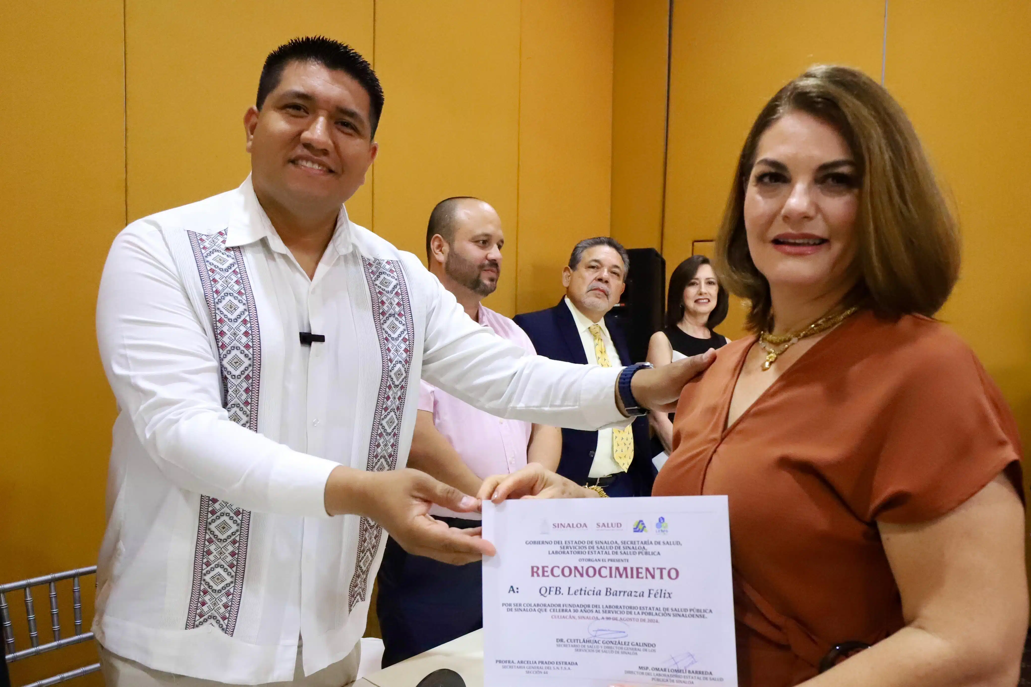 Entrega de reconocimientos en el 30 aniversario del Laboratorio Estatal de Salud Pública